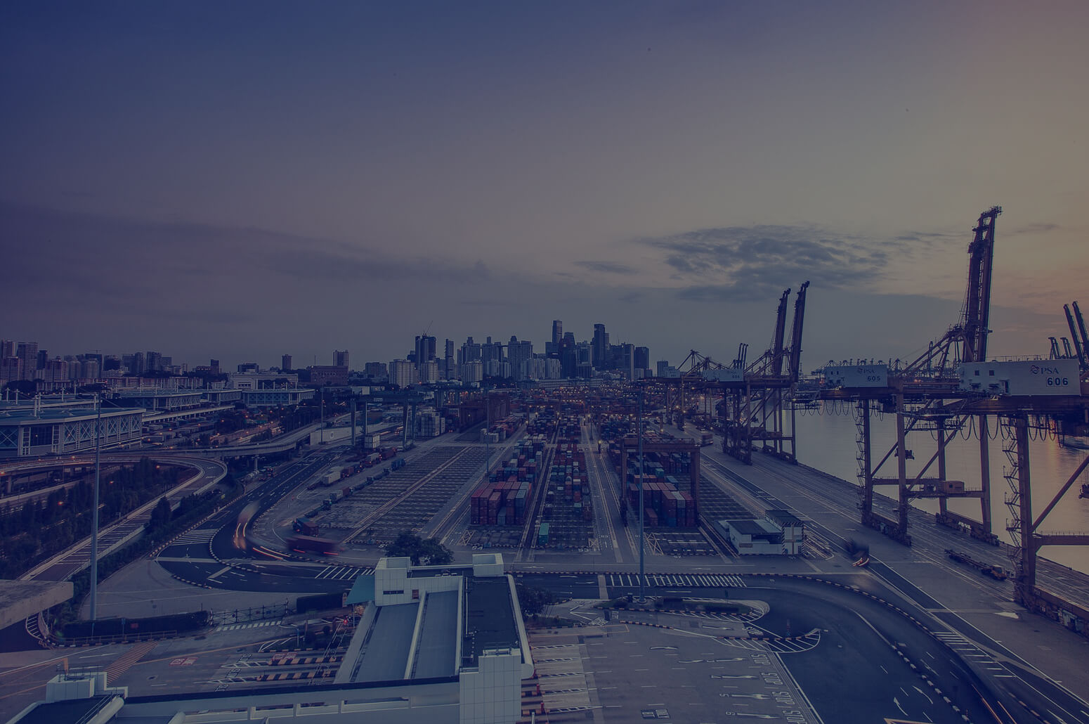 Vrachtwagen op de snelweg